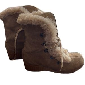 Hush Puppies leather boots with faux fur trim size 7
